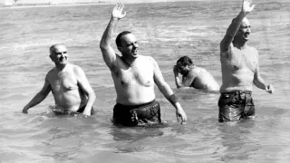 Manuel Fraga y el embajador de EE.UU. se bañan en la playa de Palomares.