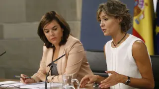 Soraya Sáenz de Santamaría e Isabel García Tejerina durante la rueda de prensa para informar sobre ayuda económica a las productoras lácteas.