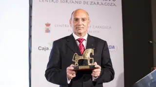 César Romero, con el premio que recibió y que representa un caballo de Numancia.