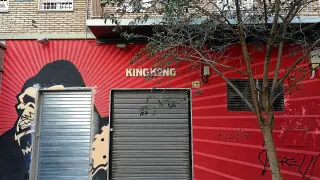 La fachada de la sala King Kong, con la nueva salida de emergencias izquierda, ayer por la tarde.