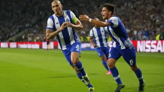 Maicon celebra el segundo gol de Oporto.