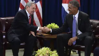 El presidente de Estados Unidos, Barack Obama, reunido con su homólogo cubano, Raúl Castro.