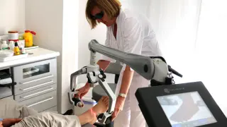 La doctora Carmen Moral tratando a un paciente con el novedoso láser Fx 635 de Erchonia.