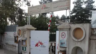 Afganos esperan en la puerta del hospital de Médicos sin Fronteras atacado en Kunduf.