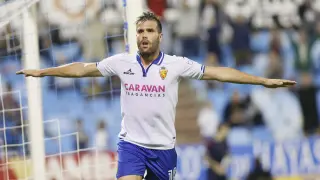 Ortuño celebra su gol, en La Romareda