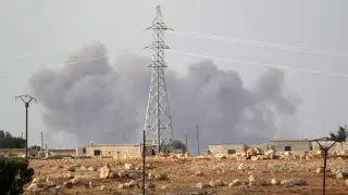 Nube de humo tras un bombardeo de fuerzas rusas en en el término de Ibdel, en Siria.