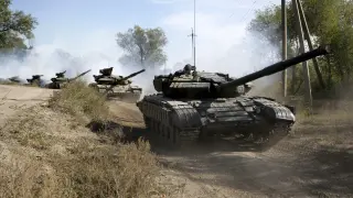 Los tanques se repliegan de la frontera en Ucrania