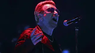La legendaria banda irlandesa U2, durante el concierto que ofreció hoy en el Palau Sant Jordi de Barcelona
