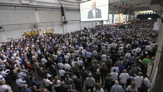 Los trabajadores de Volkswagen mientras escuchan el discurso del presidente del comité de empresa de Volkswagen, Bernd Osterloh