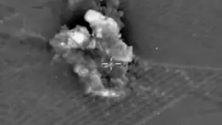 Fotograma de un vídeo facilitado hoy 8 de octubre de 2015 por el Ministerio de Defensa ruso que muestra el impacto de un ataque aéreo