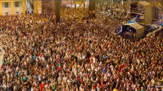 Cientos de personas participando en el pregón de inicio a las fiestas del Pilar.