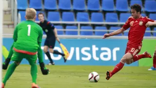 Óliver Torres dispara a puerta durante el partido de la sub-21