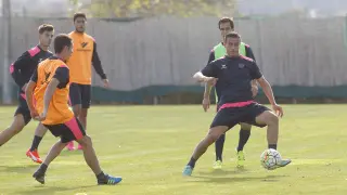 Los jugadores del Huesca, durante un entrenamiento