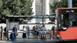 Un autobús llega a la plaza de Aragón en una imagen reciente.