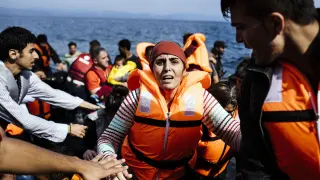 Refugiados sirios llegan a la isla de Lesbos en Grecia después del naufragio.