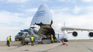 Antonov ucraniano (AN-124) descargando tres Mi-171 checos en Zaragoza