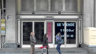 El cine Elíseos luce carteles de 'Se vende' que, al parecer, hacen referencia al restaurante.