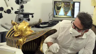 Trabajos en la máscara del joven faraón Tutankamón.