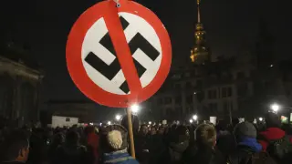Un activista de Pegida durante la manifestación de este lunes en Dresde.
