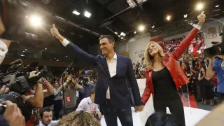 El secretario general del PSOE, Pedro Sánchez, junto a su esposa Begoña Fernández