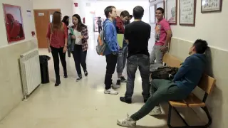 Un grupo de estudiantes en el pasillo del Campus Duques de Soria.