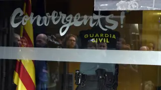 Agentes de la Guardia Civil, en la sede de CDC en Barcelona.