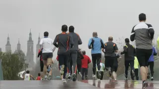 Un grupo de corredores desafían al frío en una prueba popular en Zaragoza.