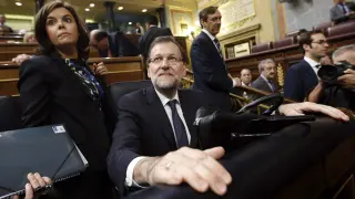 El jefe del Ejecutivo, Mariano Rajoy, junto a la vicepresidenta, Soraya Sáenz de Santamaría, poco antes de que diera comienzo hoy la última sesión de control al Gobierno con la que la que el Congreso de los Diputados pone fin a la X legislatura.