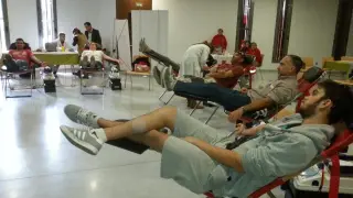 Voluntarios donando sangre esta mañana en el salón de plenos del ayuntamiento de Binéfar.