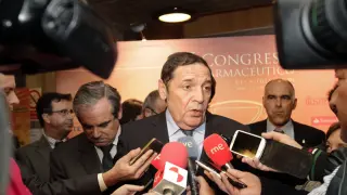 El consejero de Sanidad de Castilla y León, Antonio María Sáez Aguado, atendiendo a los medios este jueves en Soria.