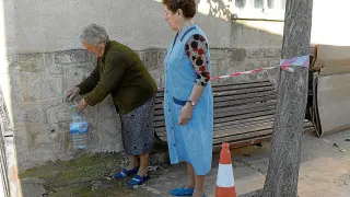 Dos vecinas de Bello llenaban ayer garrafas con agua procedente de la desnitrificadora.