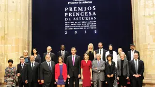 Los Reyes entregan sus insignias a los Premios Princesa de Asturias 2015