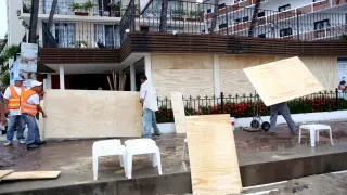 Habitantes de Puerto Vallarta se preparan para el huracán más fuerte de la historia resgistrado.