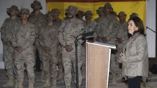 La vicepresidenta del Gobierno español, Soraya Sáenz de Santamaría (d), durante el acto de despedida de las tropas españolas destinadas en la base de Herat.