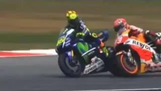 Rossi tira a Márquez y saldrá último en la última carrera