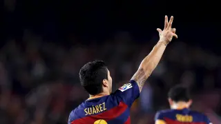 Luis Suárez celebra su tercer gol de la tarde