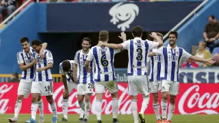 Los jugadores de la Real celebran un gol en Valencia
