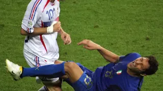 Materazzi cae al suelo después de recibir un cabezazo de Zidane