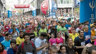 Los miles de corredores de la XXXVI Carrera por la Integración tomaron salida en una mañana de auténtica fiesta del deporte por una causa solidaria.