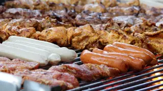 La OMS ha alertado de que comer carne procesada como salchichas, embutidos o preparaciones en conserva es carcinógeno.