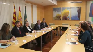 Sebastián Celaya en la reunión con los representantes de las comarcas del Aragón oriental