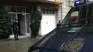 Agentes de la Policía en la casa de Jordi Pujol.