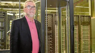 Mateo Valero, el pasado viernes, delante del supercomputador Mare Nostrum.