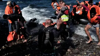 Unos 242 fueron rescatados de la embarcación.