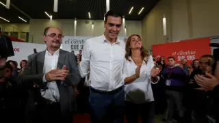 Pedro Sánchez con Susana Sumelzo y Javier Lambán en una visita a Zaragoza