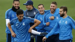 Los jugadores del Real Madrid durante el entrenamiento de este lunes.
