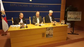El presidente de la Asociación Rebellar, Juan Arguedas; Bizen Fuster, diputado delegado de Turismo de la DPZ; y el micólogo Javier Cortés, de la Asociación Micológica San Martín del Moncayo.