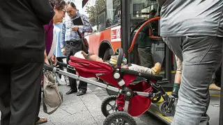Las personas que acceden al autobús urbano con un carrito de bebé solo pueden tenerlo desplegado si el niño va montado.