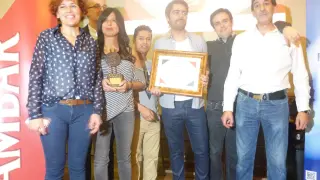 Premio entregado por el alcalde de Jaca, Juan Manuel  Ramón, al Marboré. Sostiene el cuadro Edgardo Martínez