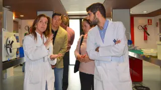 La doctora Julia Guillén , responsable de Anestesia y Reanimación, y el doctor César Velasco, subdirector médico junto al doctor Wesley Clarkson y la doctora Claudia Mondragón.